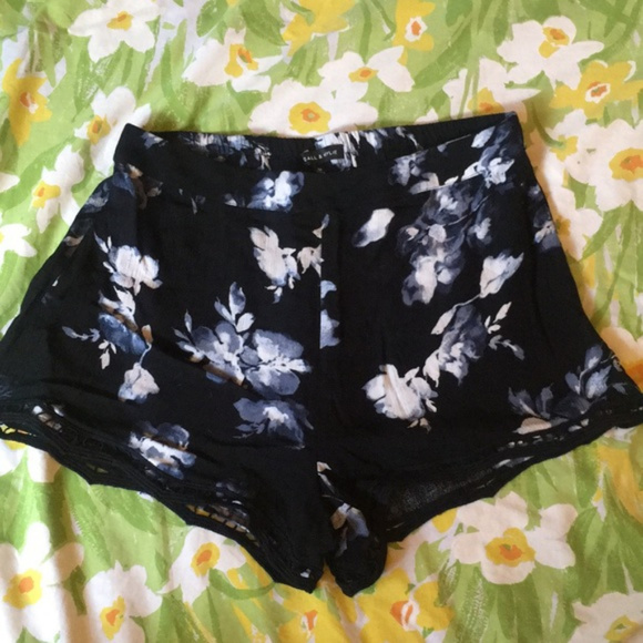 Kendall & Kylie Pants - Kendall & Kylie NWT high-waisted shorts